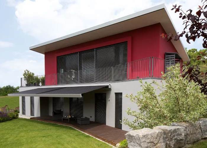 Jalousien an rotem Haus in Villingen-Schwenningen